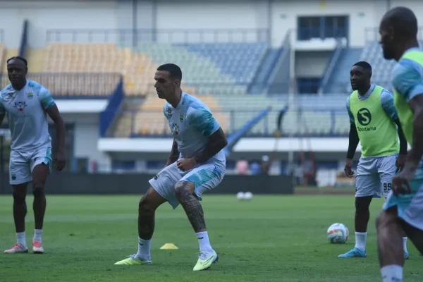 Menjamu Persik, Bek Asing Persib Alberto Rodriguez Targetkan Clean Sheet.